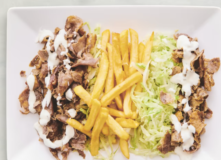 Kebab box i tallerken med pommes