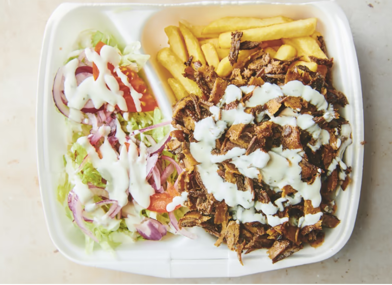 Kødret i bakke med pommes og salat